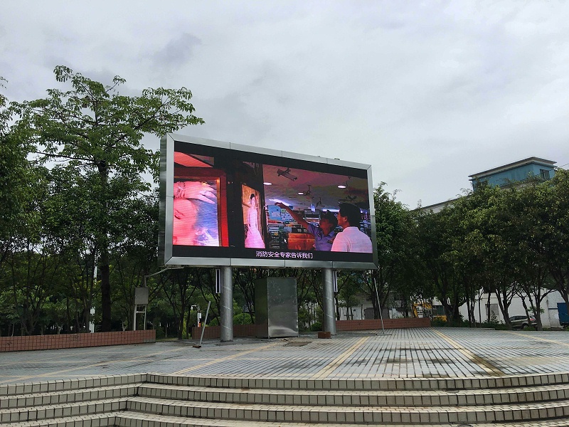 如何使用電腦連接遠(yuǎn)程控制室外LED顯示屏系統(tǒng)？