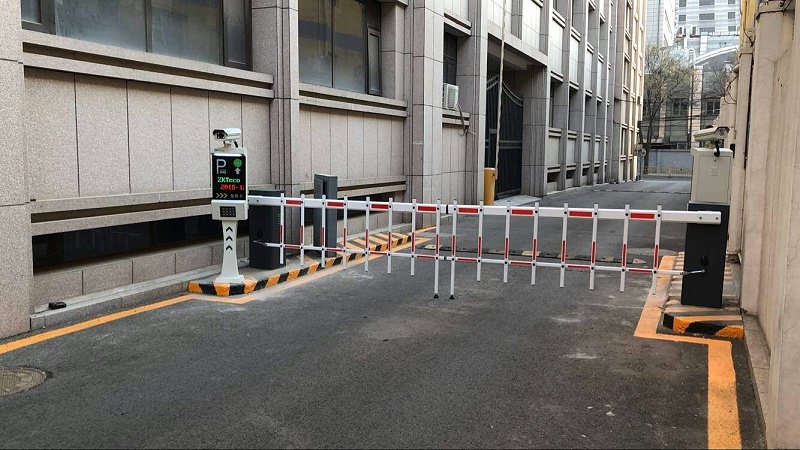 小區(qū)車(chē)輛出入管理系統(tǒng)，實(shí)現(xiàn)人員及車(chē)輛出入管理無(wú)人化
